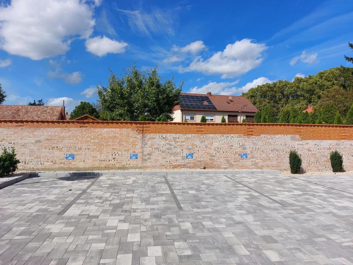 Linden Apartman 001 - Adults Only Mosonmagyaróvár Eksteriør bilde